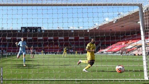 Eddie Nketiah scores for Arsenal at Southampton