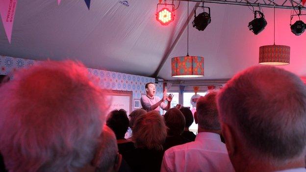 Côr Hen Nodiant yn cael ymarfer bach cyflym yn un o bebyll y Maes // Hen Nodiant Choir have a quick practice session in one of the tents