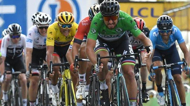 Peter Sagan (in green) surges clear to win the stage