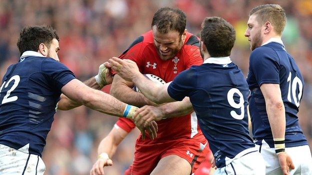 Jamie Roberts takes on the Scottish defence at Murrayfield in 2015