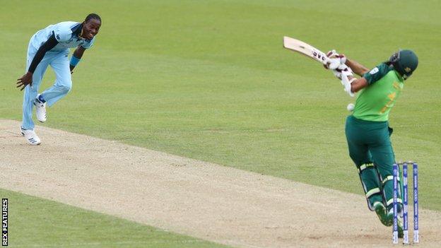 Jofra Archer hits South Africa's Hashim Amla on the helmet