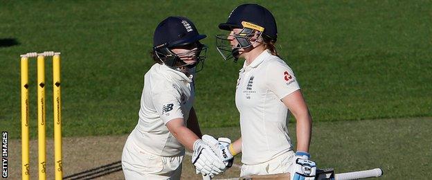 Tammy Beaumont and Heather Knight