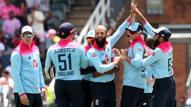 England celebrate the wicket of South Africa's Rassie van der Dussen, taken by Moeen Ali (centre), during the third ODI