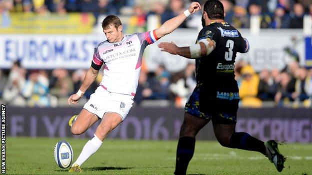 Dan Biggar drops a goal against Clermont Auvergne