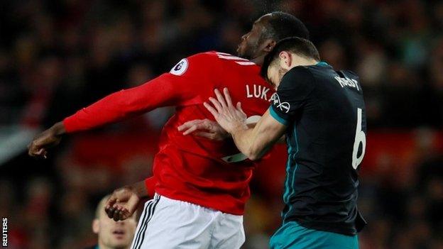 Romelu Lukaku clashes heads with Wesley Hoedt