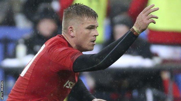 Gareth Anscombe tests the wind before taking a kick