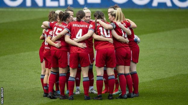 Aberdeen huddle ahead of kick off during a Park's Motor Group SWPL match between Rangers and Aberdeen at Ibrox Stadium