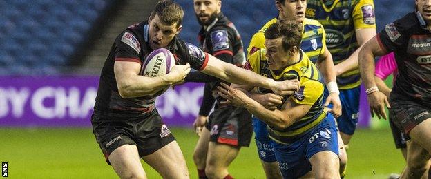 Edinburgh's Mark Bennett tries to break the Cardiff Blues line