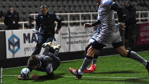 Toby Flood scores Newcastle's winning try against Sale