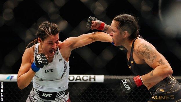 Julianna Pena punches Amanda Nunes