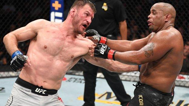 Stipe Miocic beats Daniel Cormier