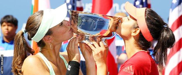 Martina Hingis (L) of Switzerland and Sania Mirza (R)