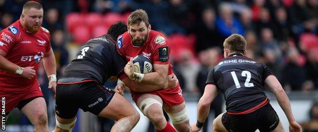 John Barclay carries ball for Scarlets against Saracens