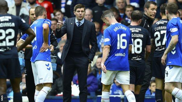 Steven Gerrard speaks to his Rangers players