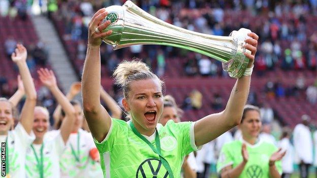 Alexandra Popp lifting the trophy after winning the DFB Cup final in May