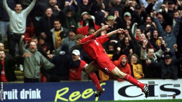 Steven Gerrard celebrates against Man Utd