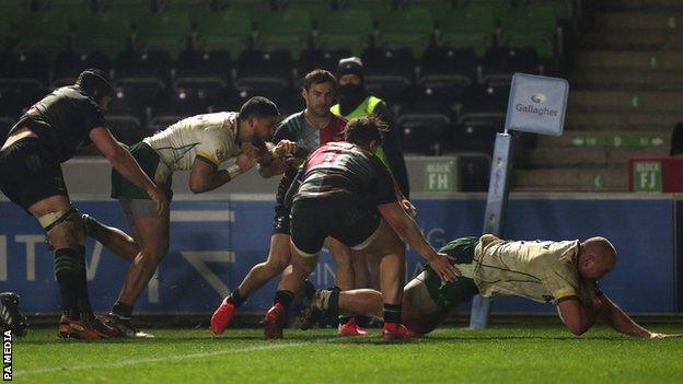 Oli Hoskins scores for London Irish