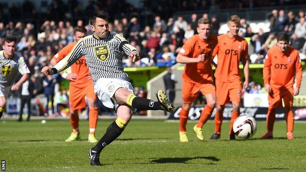 Steven Thompson scores a penalty in St Mirren's 4-1 win over Kilmarnock in 2015