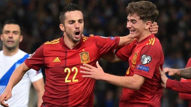 Pablo Sarabia (ch) yn dathlu sgorio cic o'r smotyn i Sbaen