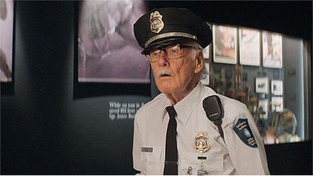 Stan Lee yn un o'i 'cameos' enwog, y tro yma fel swyddog diogelwch yn y Smithsonian yn 'Captain America: The Winter Soldier'