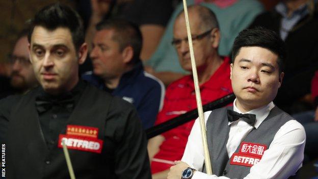 Ding Junhui (right) and Ronnie O'Sullivan