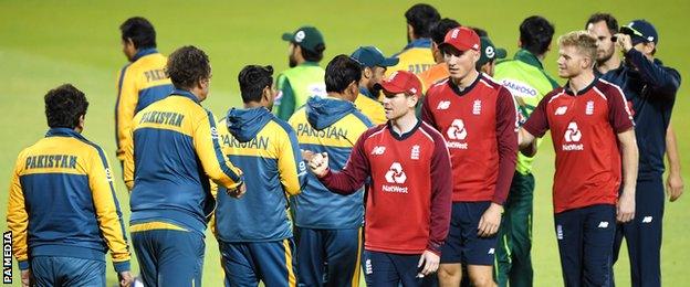 England and Pakistan shake hands after drawing the T20 series