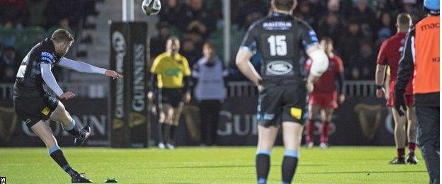 Finn Russell kicks a penalty for Glasgow Warriors