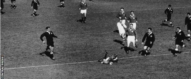 1959 British Isles full-back Ken Scotland's attempted try is disallowed against NZ Maori