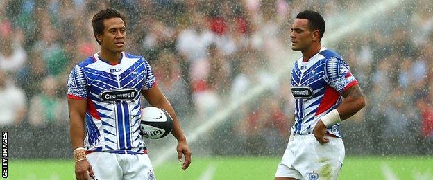 Tim Nanai-Williams and Kahn Fotuali'i look on