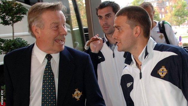 Morton McKnight (left) talks to David Healy in Copenhagen in 2006