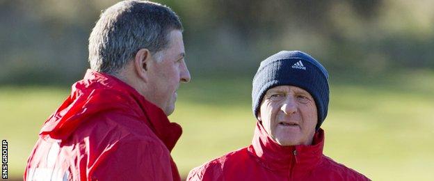 Mark McGhee (left) on the training pitch with manager Gordon Strachan