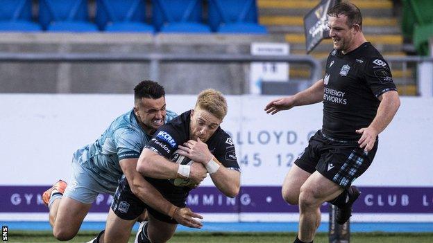 Kyle Steyn scores a try for Glasgow Warriors against Leinster