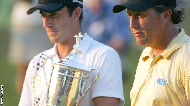 Australia's Geoff Ogilvy with the US Open trophy (left) and Phil Mickelson