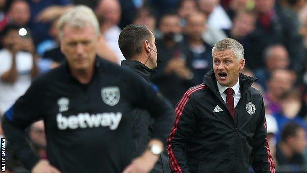 Manchester United manager Ole Gunnar Solskjaer (right)