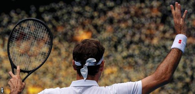 Roger Federer waves to the crowd