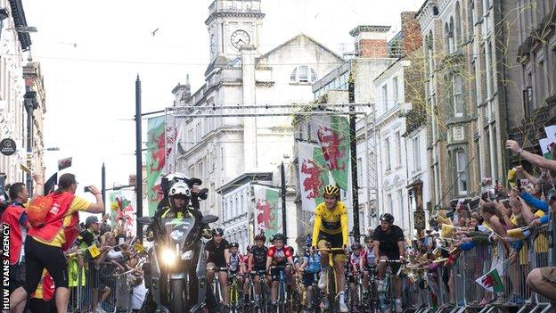 Geraint Thomas cycling through Cardiff