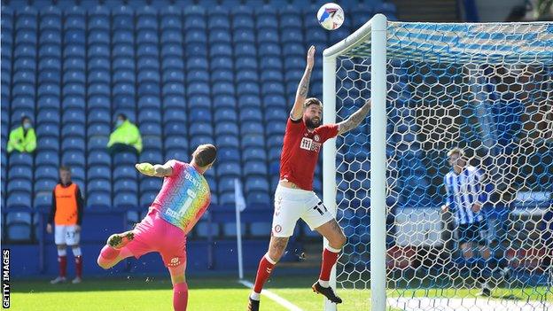 Henri Lansbury handball incident