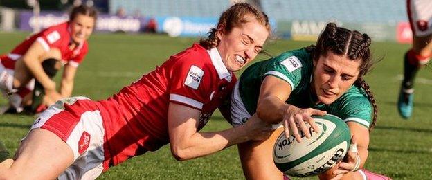 Amee-Leigh Crowe Murphy scores Ireland's opening try