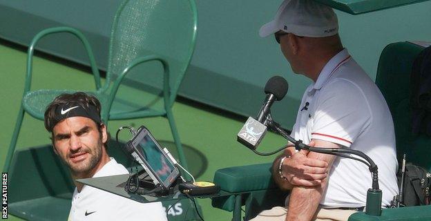 Roger Federer speaks to the umpire