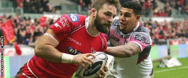 John Barclay scores for Scarlets against Ospreys