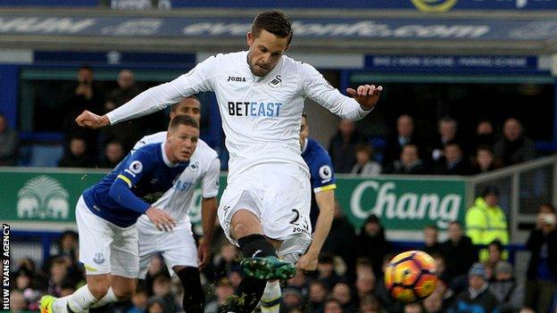 Gylfi Sigurdsson scores a penalty against Everton last season