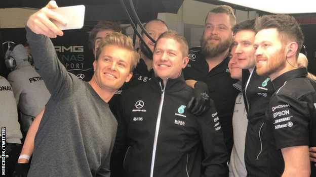 Nico Rosberg takes a selfie with his mechanics