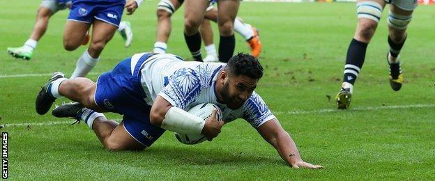 Ma'atulimanu Leiataua scores a try for Samoa against Scotland