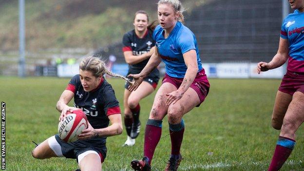 Paige Randall yn sgorio yn erbyn Crawshays