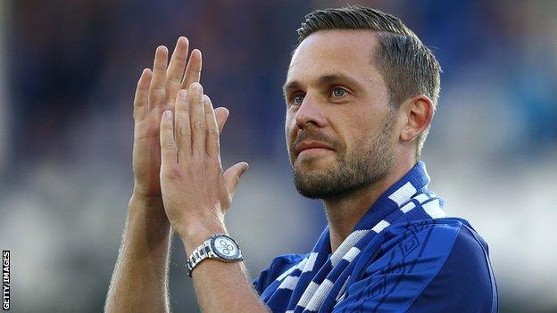 Gylfi Sigurdsson introduced to Everton fans