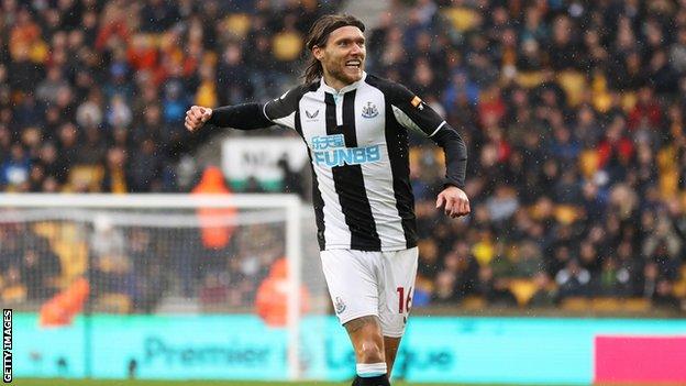 Jeff Hendrick celebrates his goal for Newcastle against Wolves