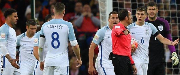 England surround the referee