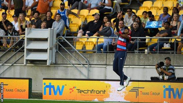 Chris Jordan takes a spectacular catch to remove Colin de Grandhomme