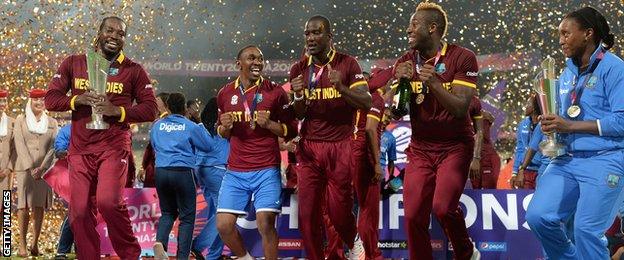 Chris Gayle celebrates with Dwayne Bravo and Marlon Samuels