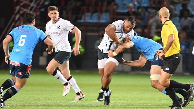 Billy Vunipola carries the ball